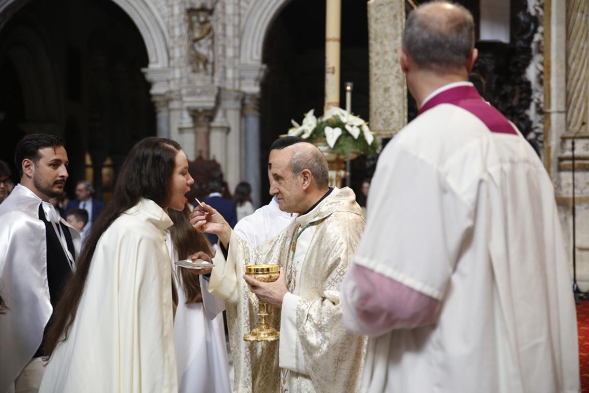 El Bautismo, Confirmación y Eucaristía para 51 catecúmenos, en imágenes El Bautismo, Confirmación y Eucaristía para 51 catecúmenos, en imágenes