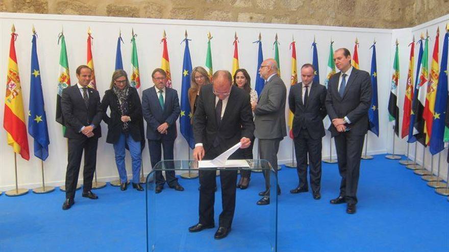 Monago firma el decreto de convocatoria de elecciones autonómicas en Extremadura