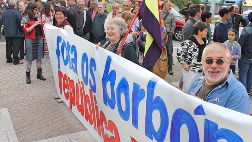 Un momento de la concentración en la Plaza delante del Concello de Cangas.