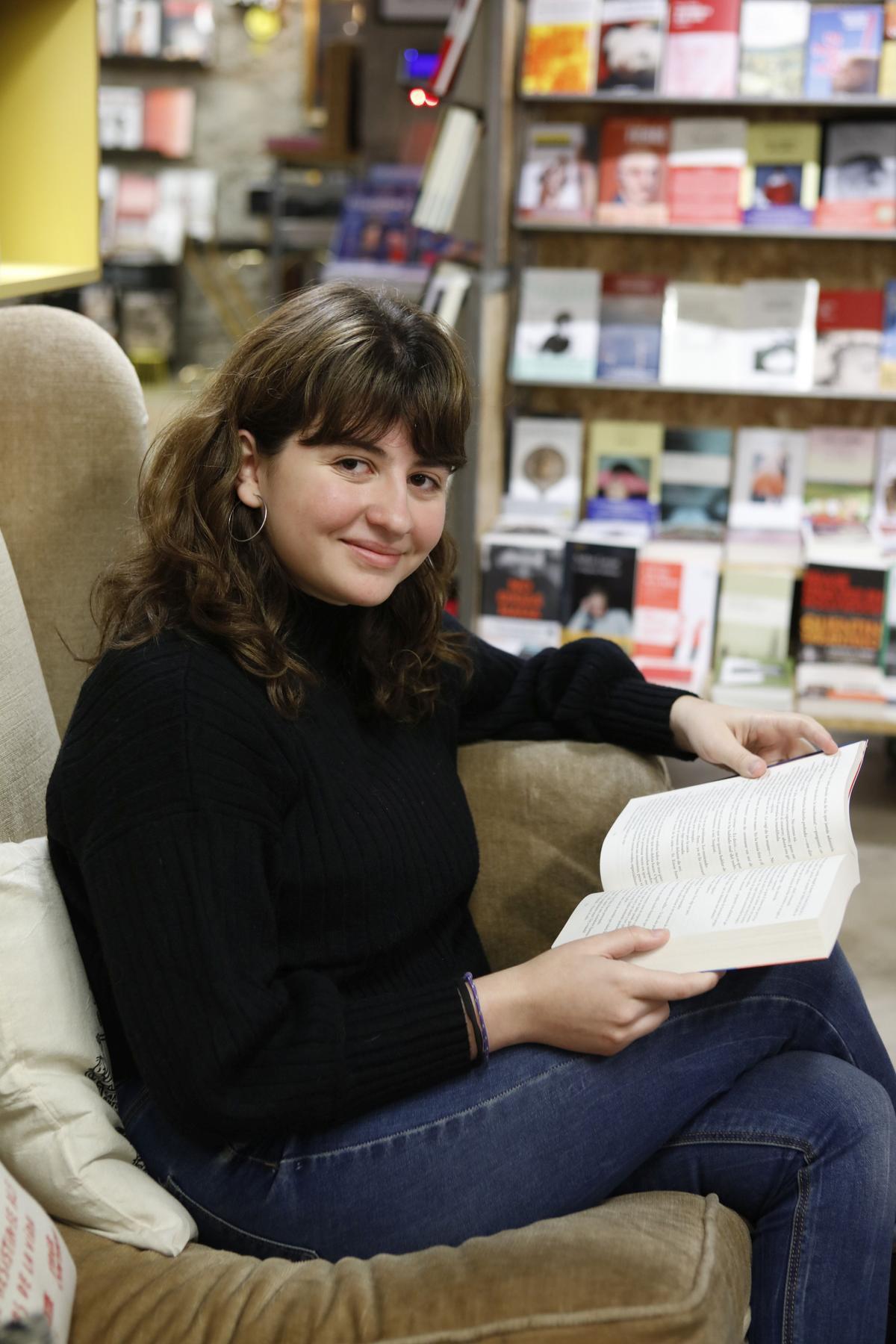 Joana Marcús rodeada de libros