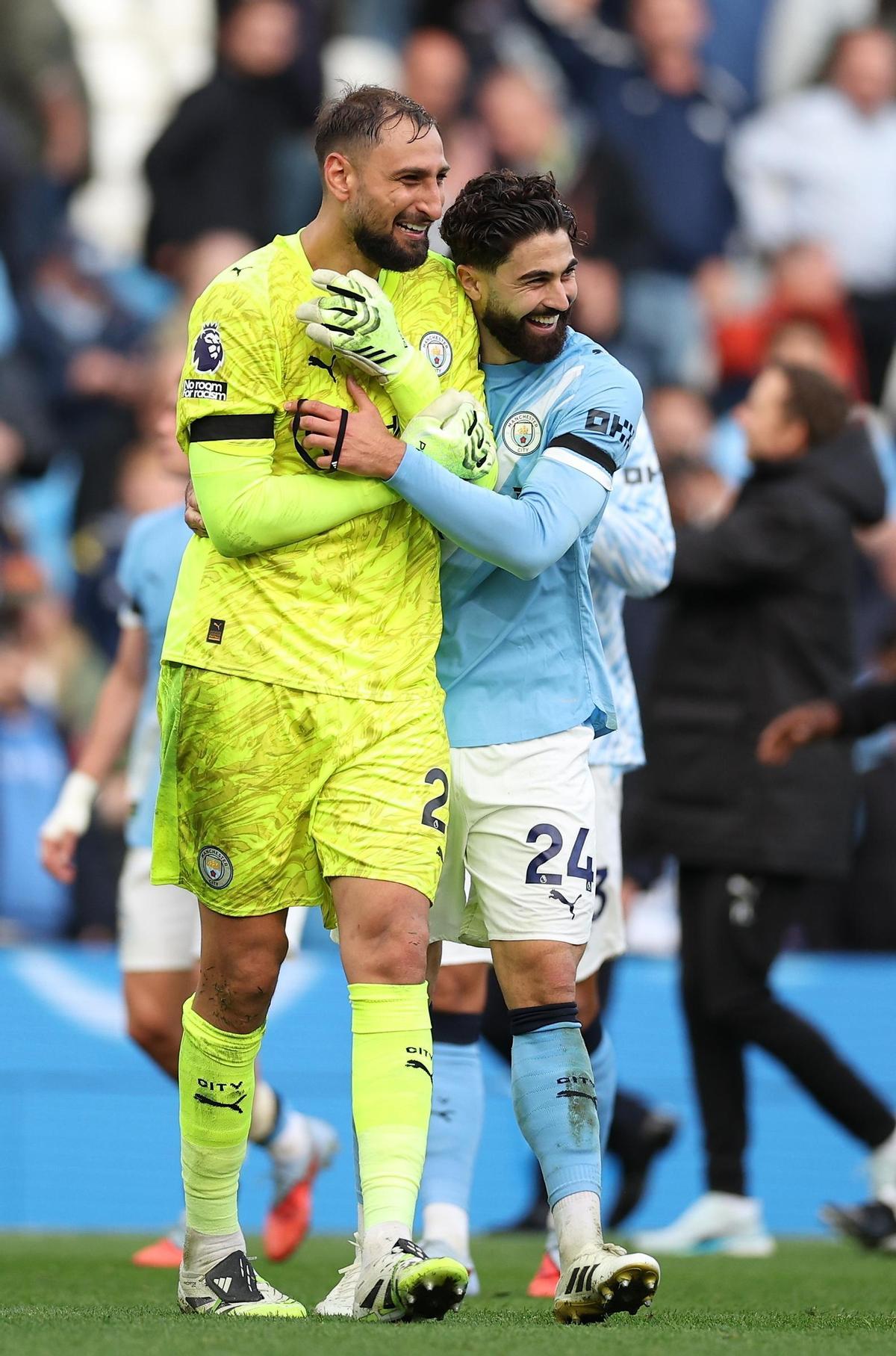 Josko Gvardiol, junto a Donnarumma tras un partido del City