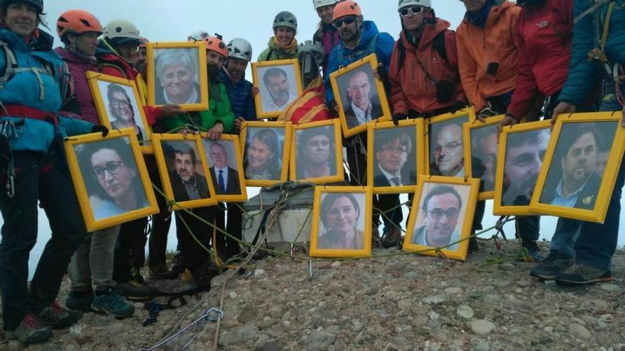 Més de 3.500 persones participen a la cadena humana de Montserrat per reclamar la llibertat dels polítics catalans