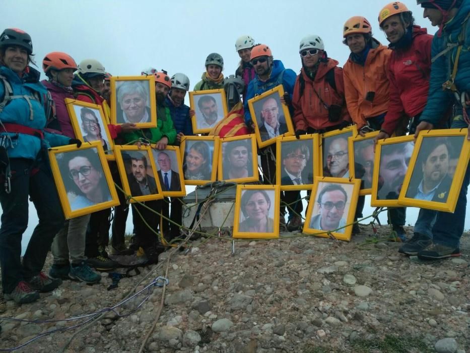 Cadena humana a Montserrat per reclamar l'alliberament dels líders independentistes