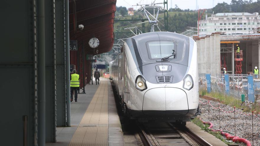 A Coruña estrena la alta velocidad con la llegada del primer AVE