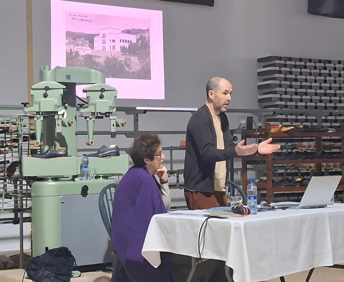 El arquitecto Jaume Mayol, durante el acto, junto a la presentadora, Margalida Solivellas.