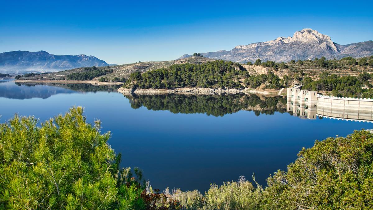 Presa de Beniarrés y el Benicadell