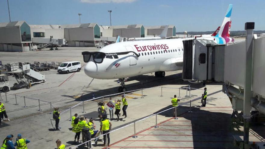 Zur Feier des Tages mit Sonnenbrille: Eurowings-Flieger am Flughafen in Palma.