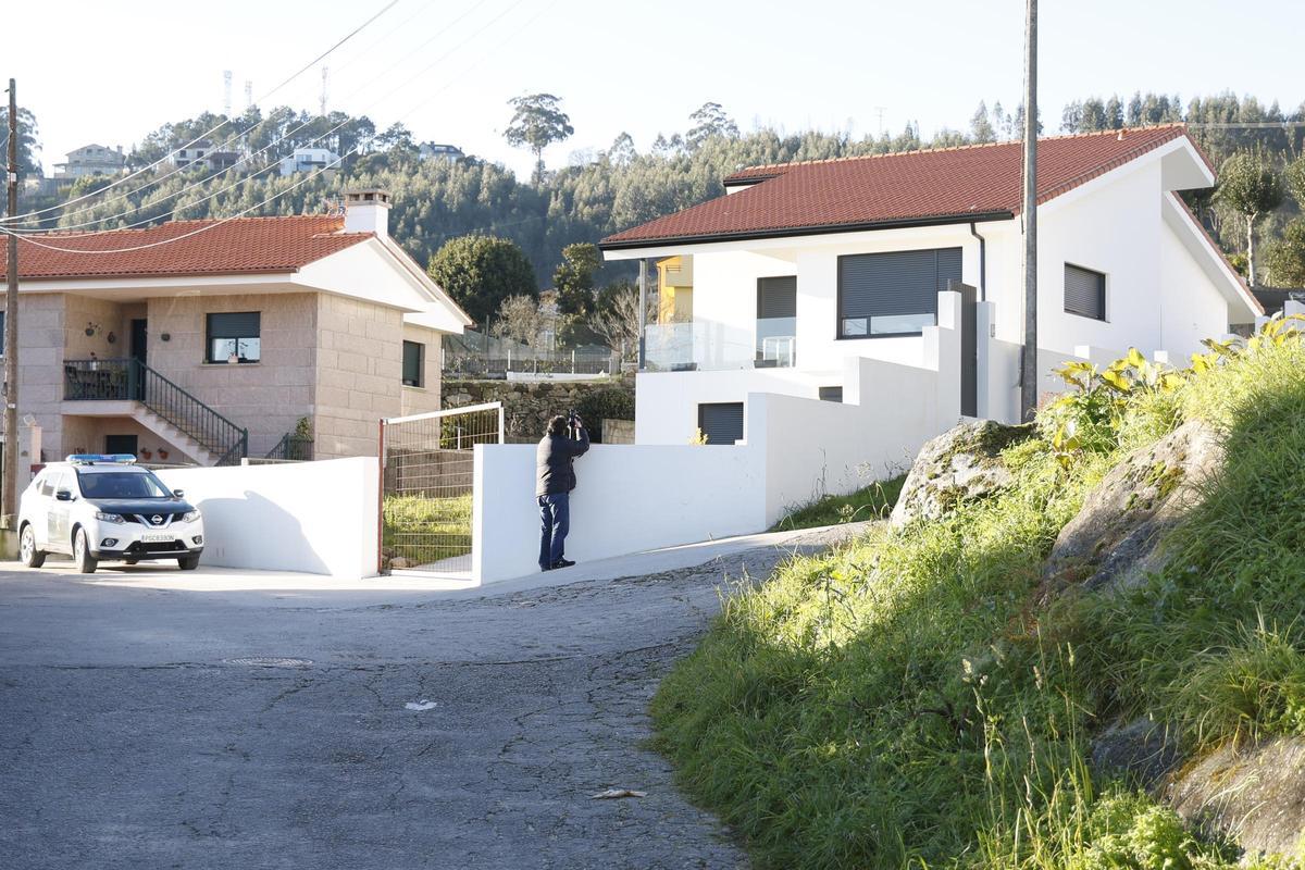 La vivienda de la víctima, a la derecha, donde ocurrió el crimen ante los dos hijos menores de la expareja.