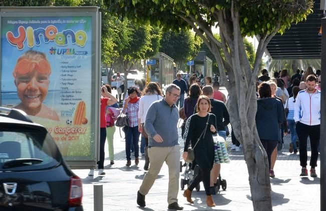 04/01/17 LAS PALMAS DE GRAN CANARIA. Ambiente de compras navideñas y de Reyes en la zona comercial de Siete Palmas. Fotografa: YAIZA SOCORRO.