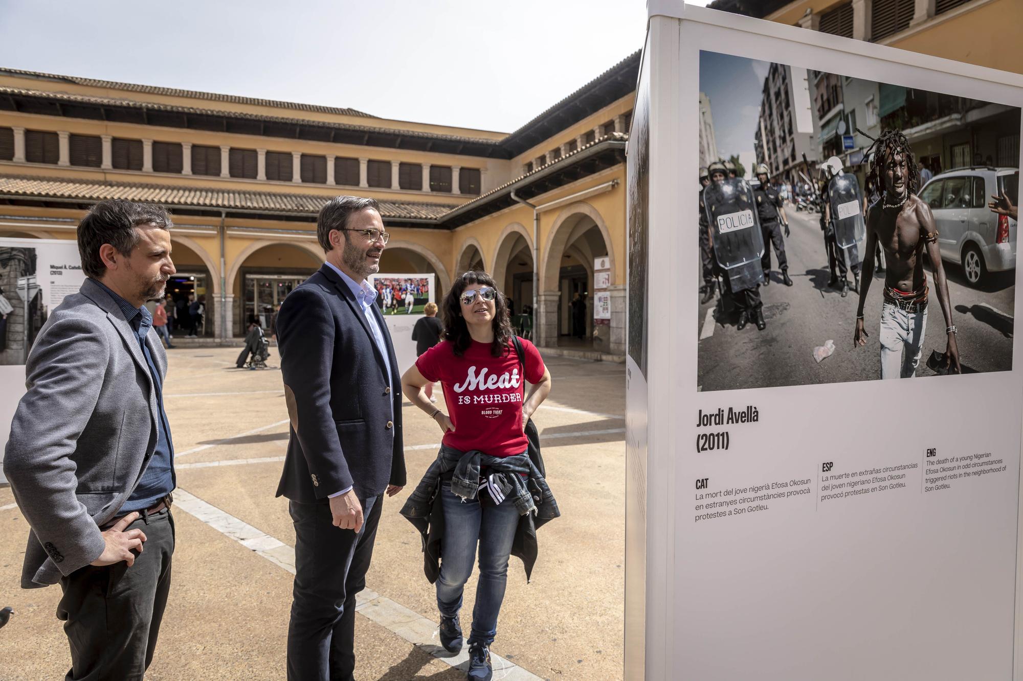 La exposición Fotoperiodismo en Palma en el siglo XXI se exhibie en la plaza de l'Olivar