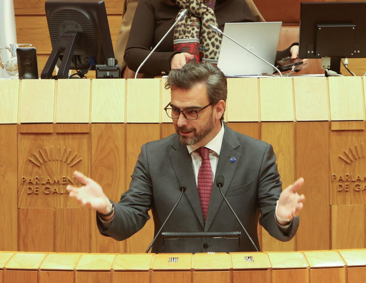 El conselleiro de Presidencia, Diego Calvo, en el Parlamento.