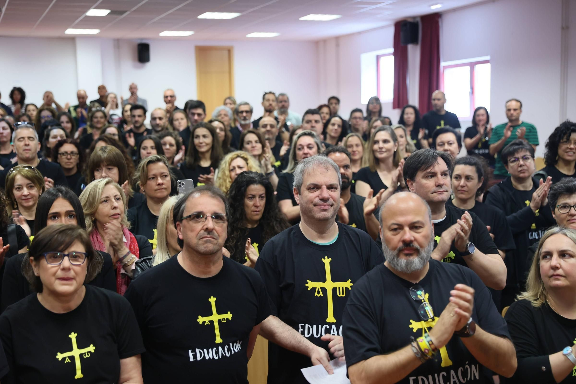EN IMÁGENES: Concentración de directores de colegio de toda Asturias en el IES La Ería de Oviedo