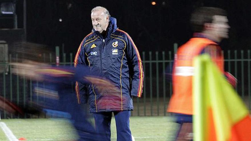 Del Bosque dirige el entrenamiento de ayer, de cara a la final del domingo,  ante                        Torres y Mata.