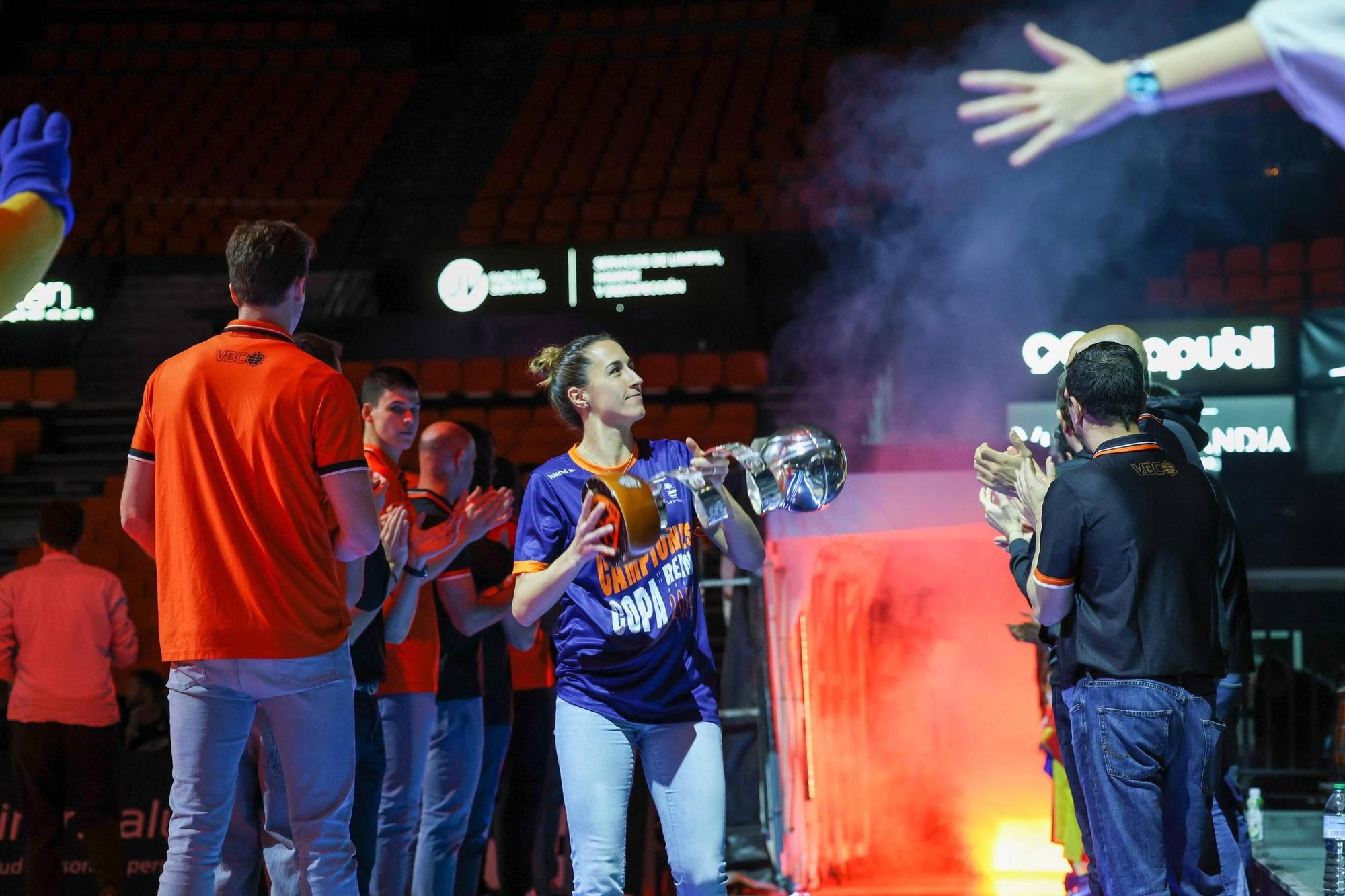 El Valencia Basket celebra a lo grande la Copa de la Reina con su afición