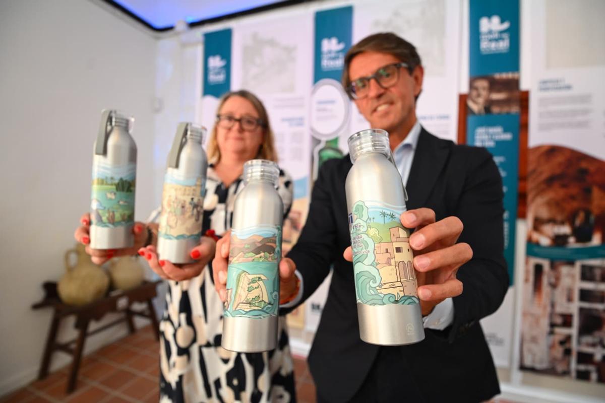Alumnos de Cómic del IES Misteri d'Elx han diseñado las botellas conmemorativas del 25 aniversario de Aigües d'Elx