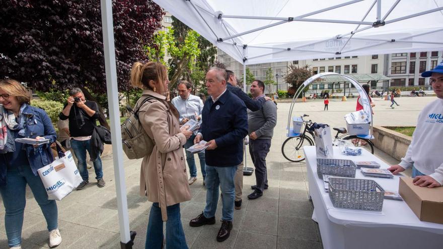 El candidato del PP, Miguel Lorenzo, en la plaza de Vigo, con baja abstención. |   // CASTELEIRO/ROLLER AGENCIA