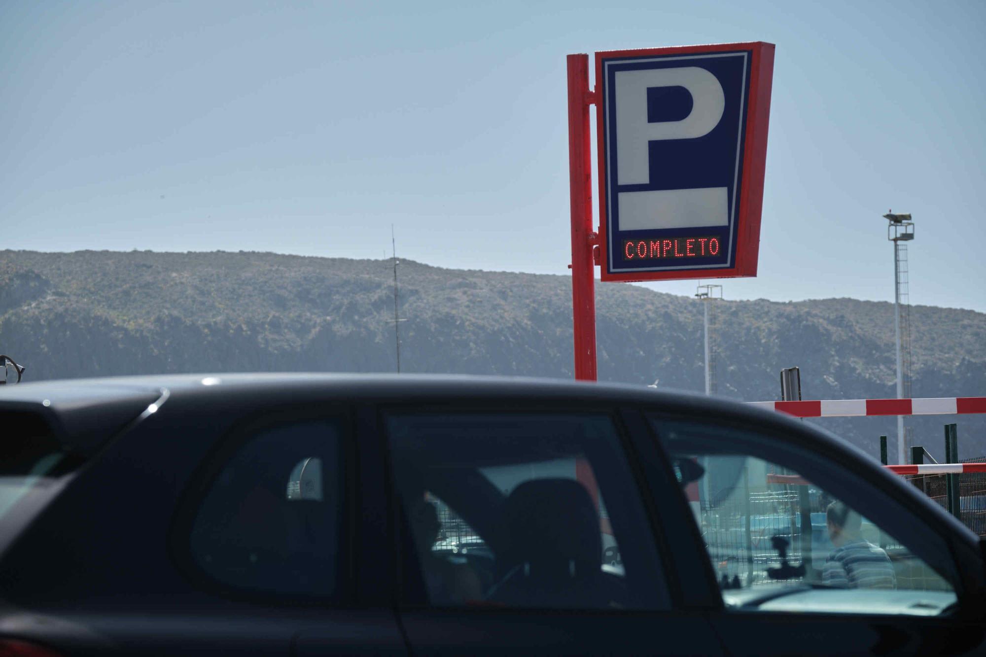 Colas de vehículos en el Puerto de Los Cristianos