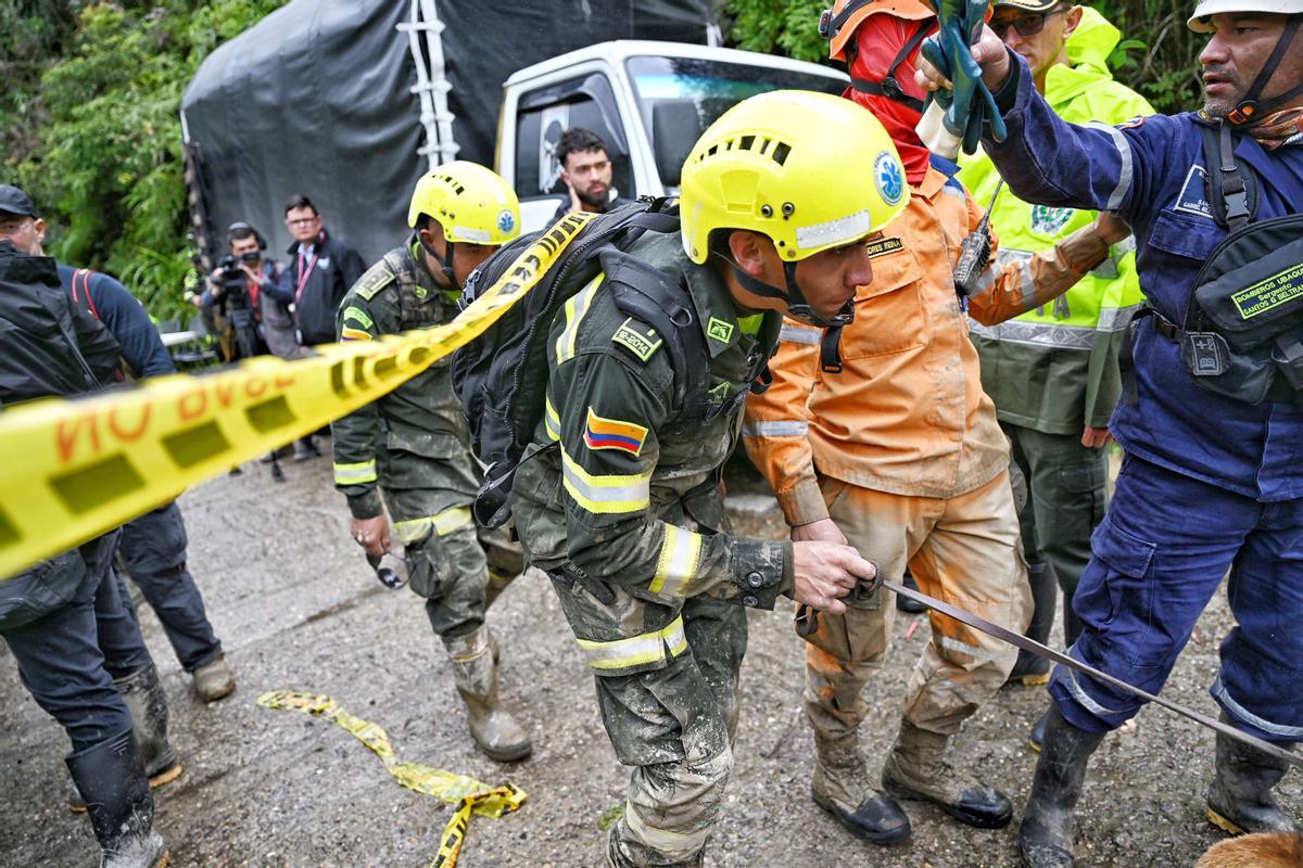 Equipos de rescate trabajan buscan desaparecidos tras una avalancha en Quetame, Colombia