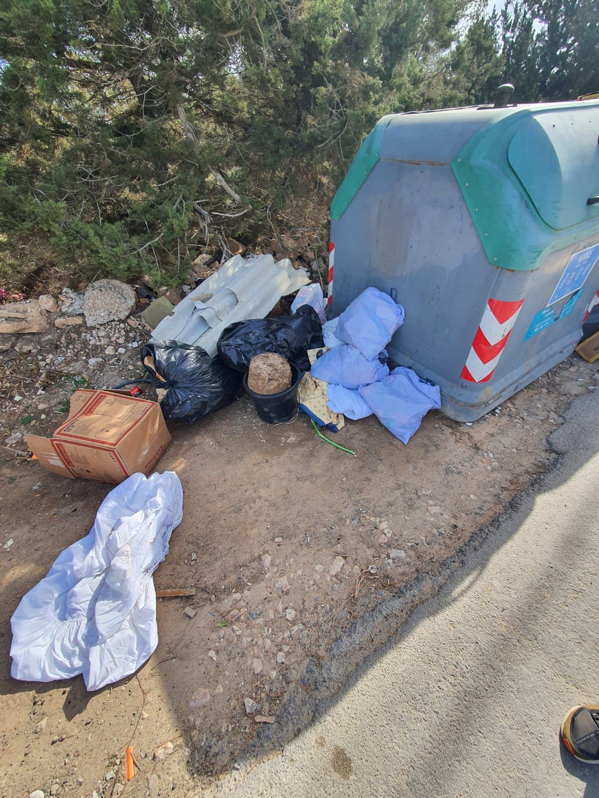 Formentera se llena de basura por la huelga