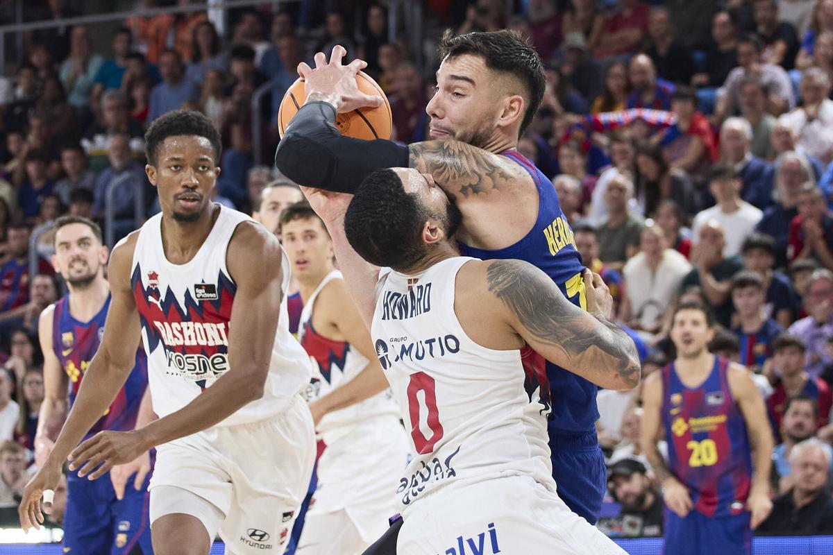 Willy Hernangómez intenta ganar espacio a costa de Markus Howard.