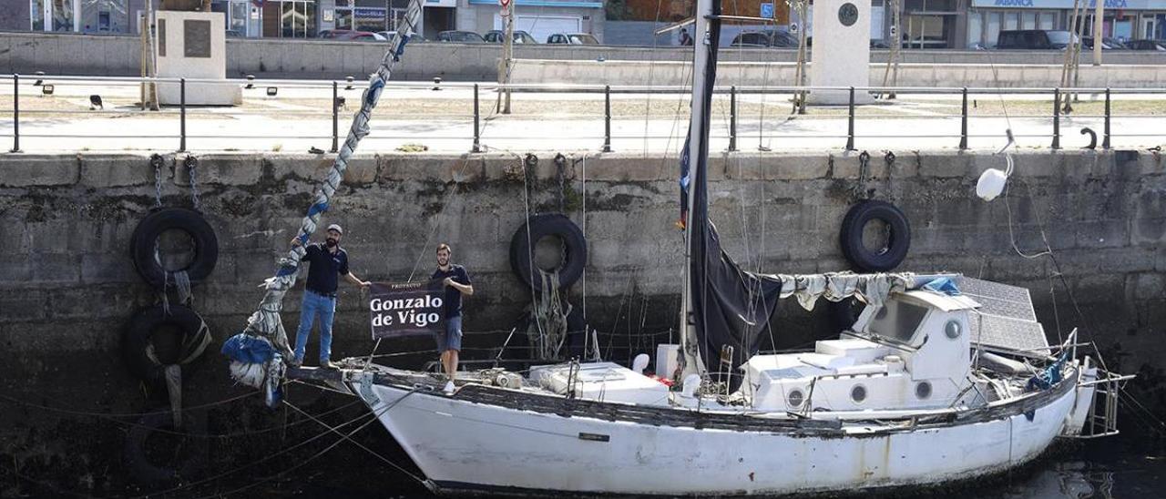 Sergio Carabaña y Álvaro Fraile posan en la cubierta del “narcovelero&quot;