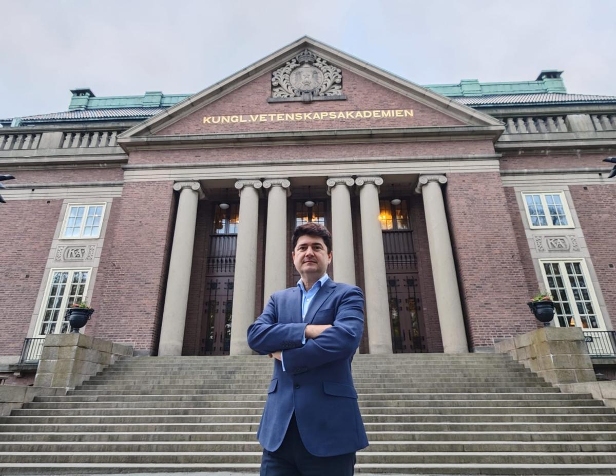 García en Suecia, donde  expuso ante la Fundación Nobel iniciativas de la UA para una química sostenible.