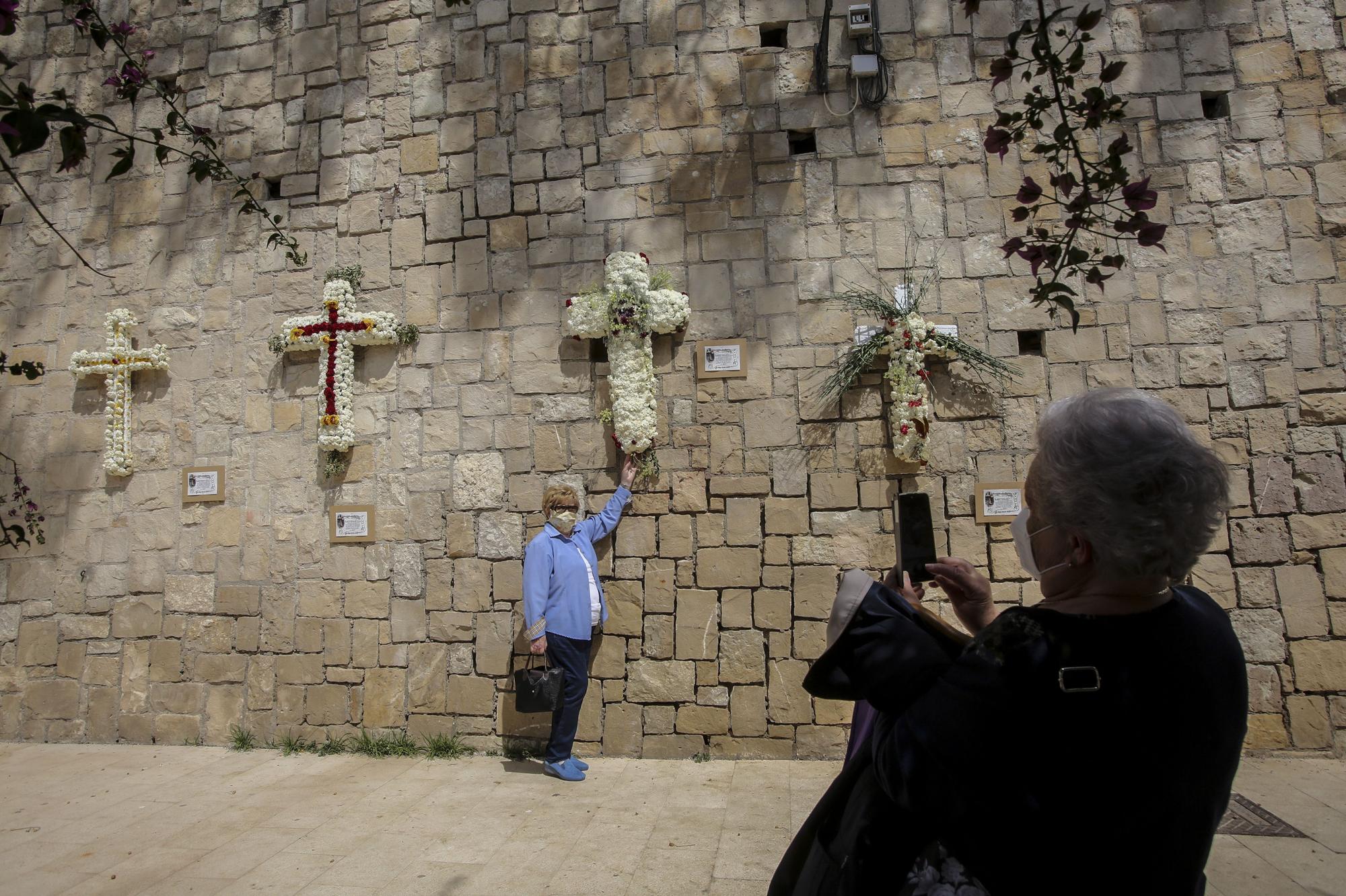 Vecinos del barrio de Santa Cruz en Alicante engalanan las calles con las tradicionales Cruces de Mayo