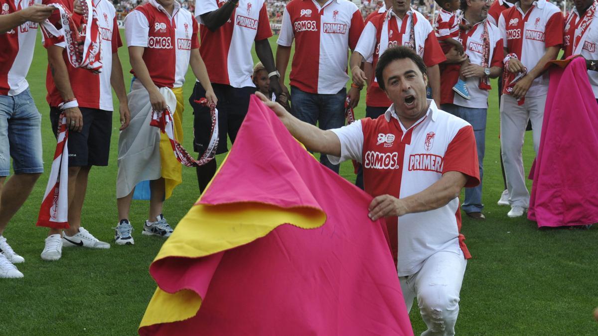 El expresidente del Granada CF Quique Pina celebra con un capote el ascenso del club en 2011