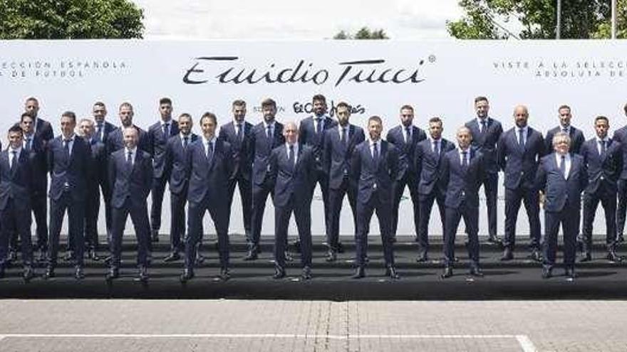 Los integrantes de la selección española de fútbol posan con el traje de Emidio Tucci.