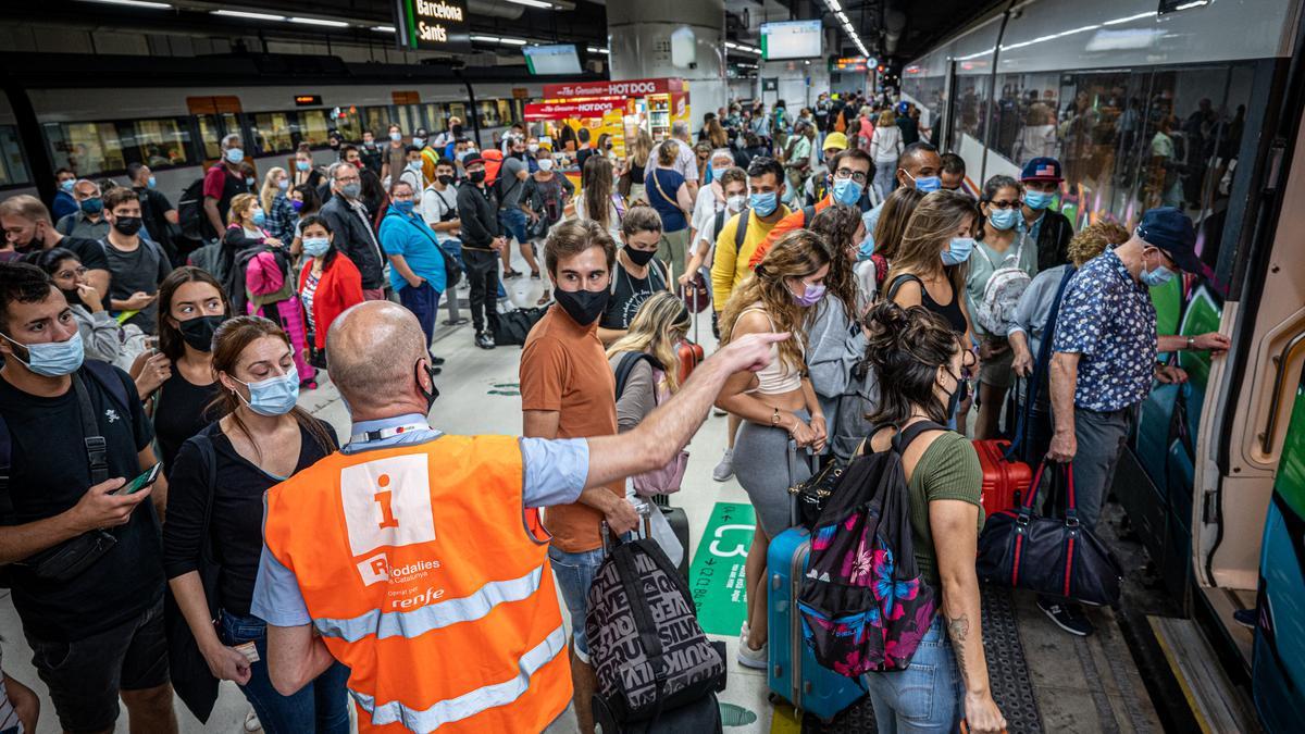 Aglomeración de viajeros en uno de los andenes de la estación de Sants, el viernes 1 de octubre.