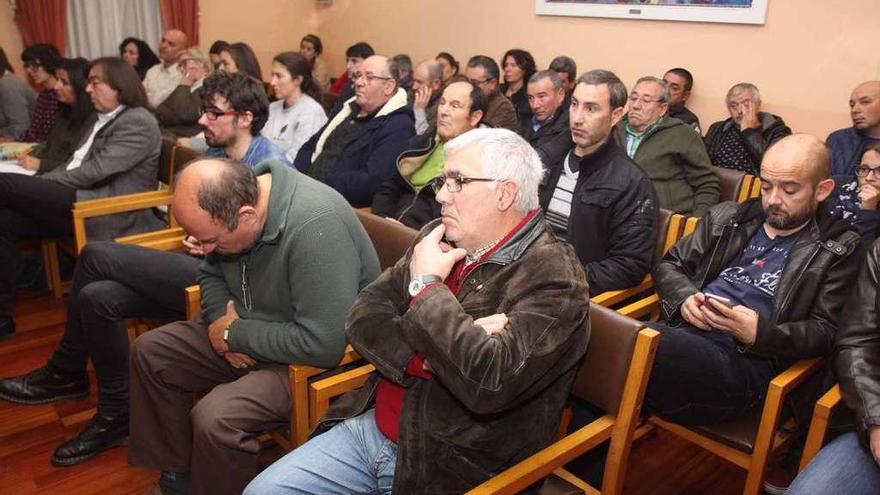 El público abarrotó el salón del plenos el pasado lunes en O Grove. // Muñiz