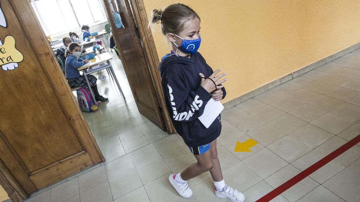 Una alumna con mascarilla en un centro educativo.