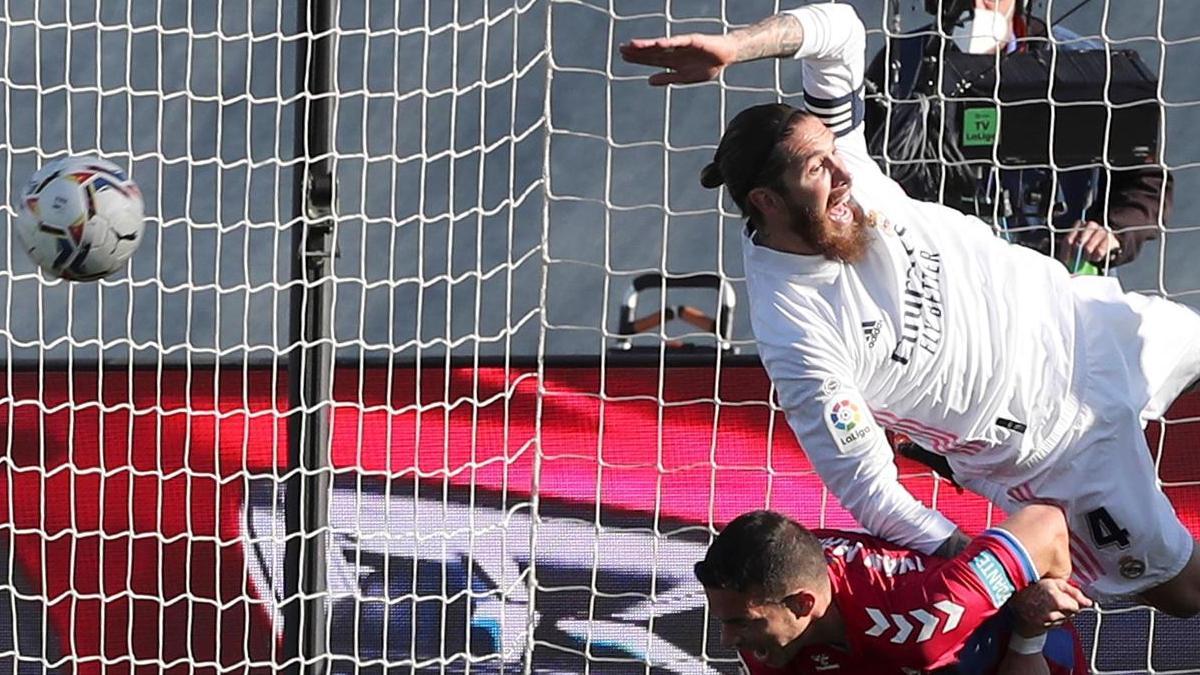 Sergio Ramos reclamó un penalti ante el Elche por este agarrón de Iván Marcone