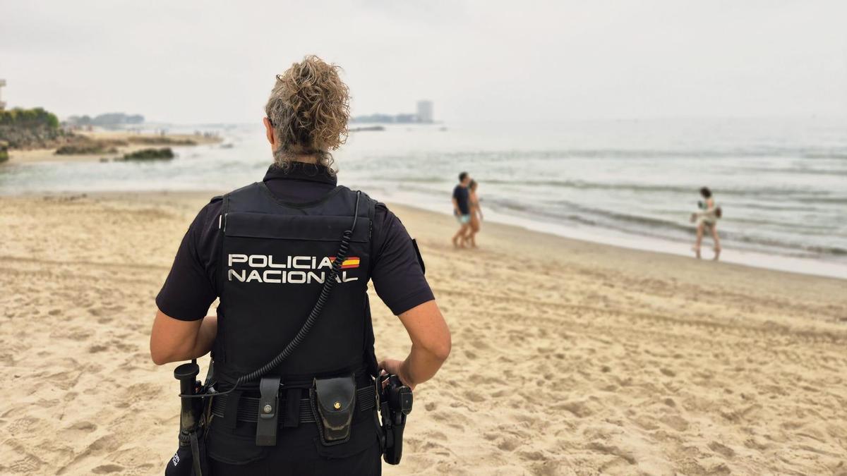 Una policía fuera de servicio salva a una mujer arrastrada por la corriente en Samil