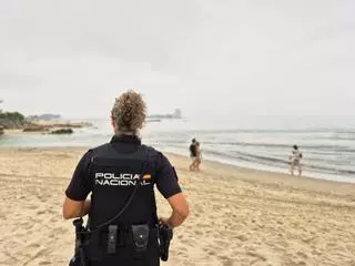 Una policía fuera de servicio salva a una mujer arrastrada por la corriente en Samil