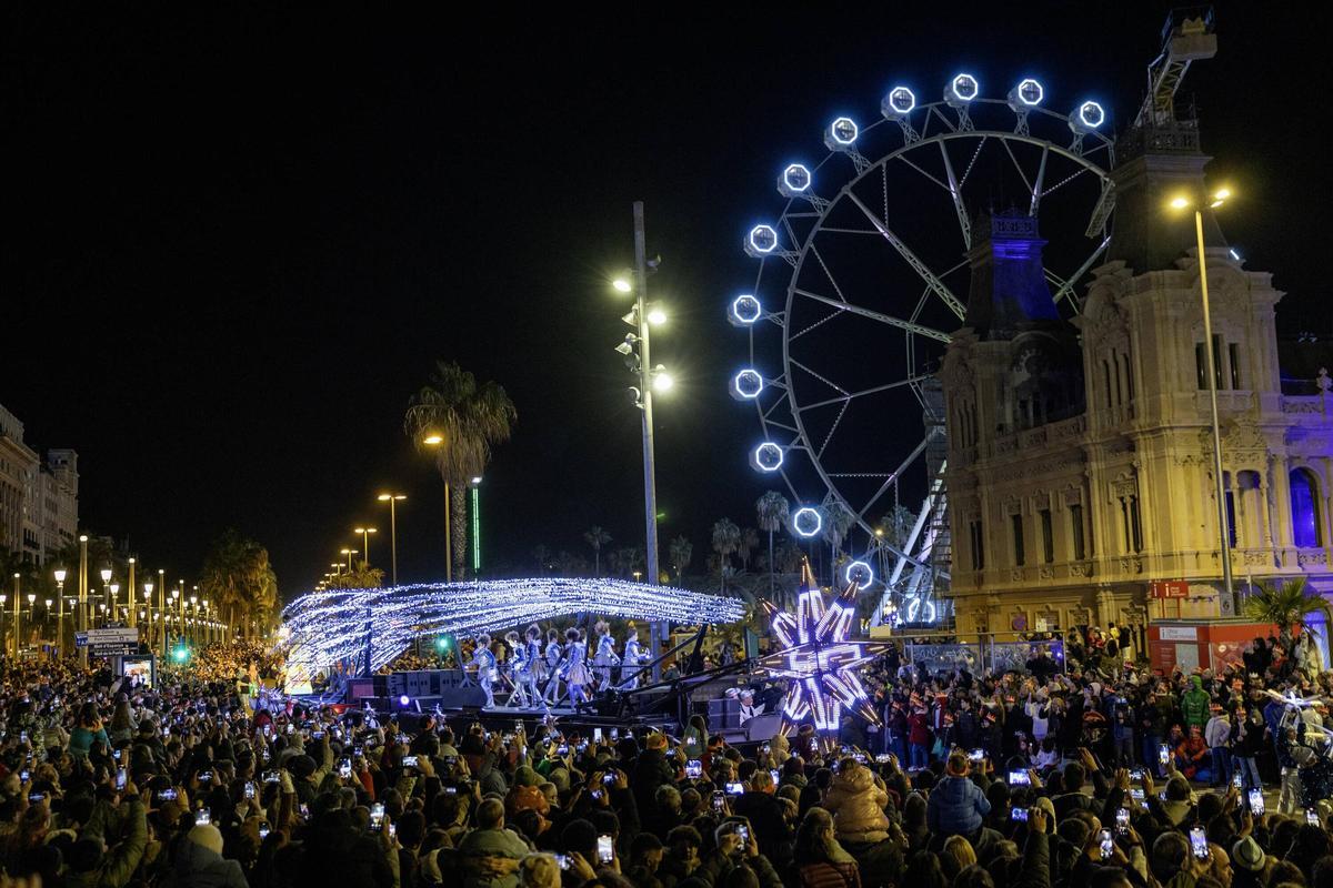 Miles de personas colman la costa de Barcelona para dar la bienvenida a los Reyes Magos