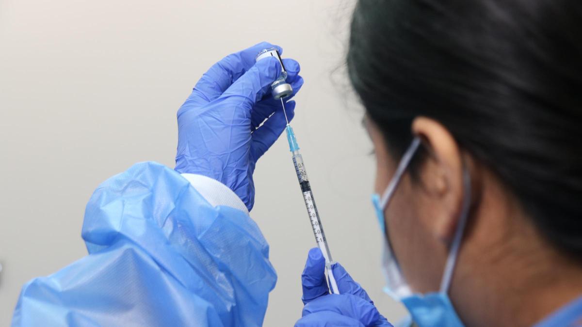 Personal sanitari prepara les primeres vacunes contra la covid-19 al personal sanitari