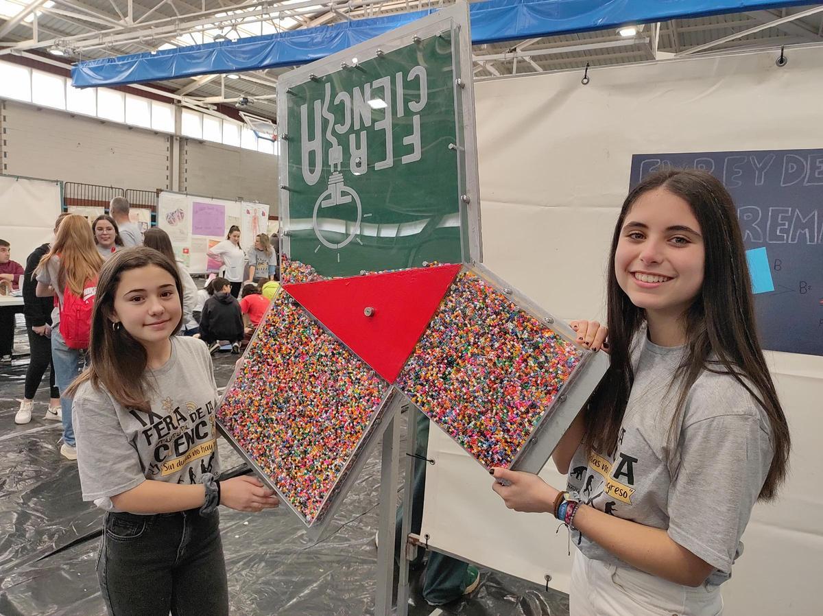 Carmen Arias y Lara Fernández junto a su proyecto "El rey de los teoremas".