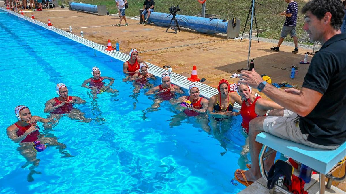 Miki Oca da instrucciones a sus jugadoras en la piscina del CAR de Sant Cugat.