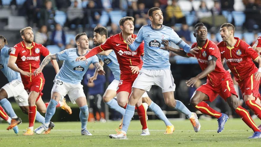 Aidoo, Mina, Galhardo y Nolito se disponen a rematar un saque de esquina durante la reciente visita del Getafe a Balaídos. // Ricardo Grobas