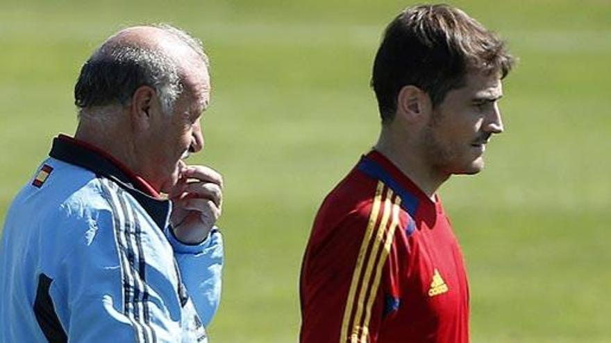 Vicente del Bosque, junto a Iker Casillas.