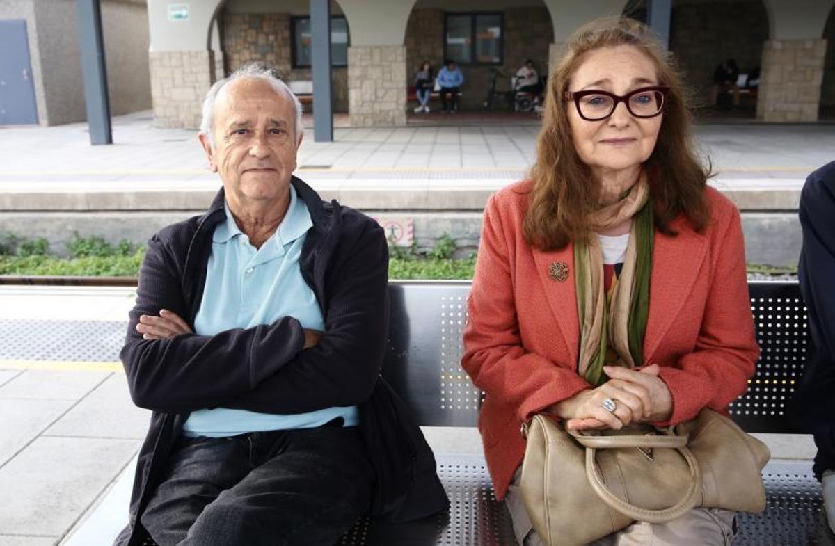 Francesc Segura y Mari Carmen Rodríguez esperan pacientemente el tren que los llevará a Mataró