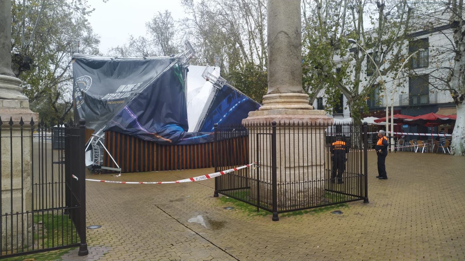 Imágenes del desplome de una carpa en la Alameda en Sevilla