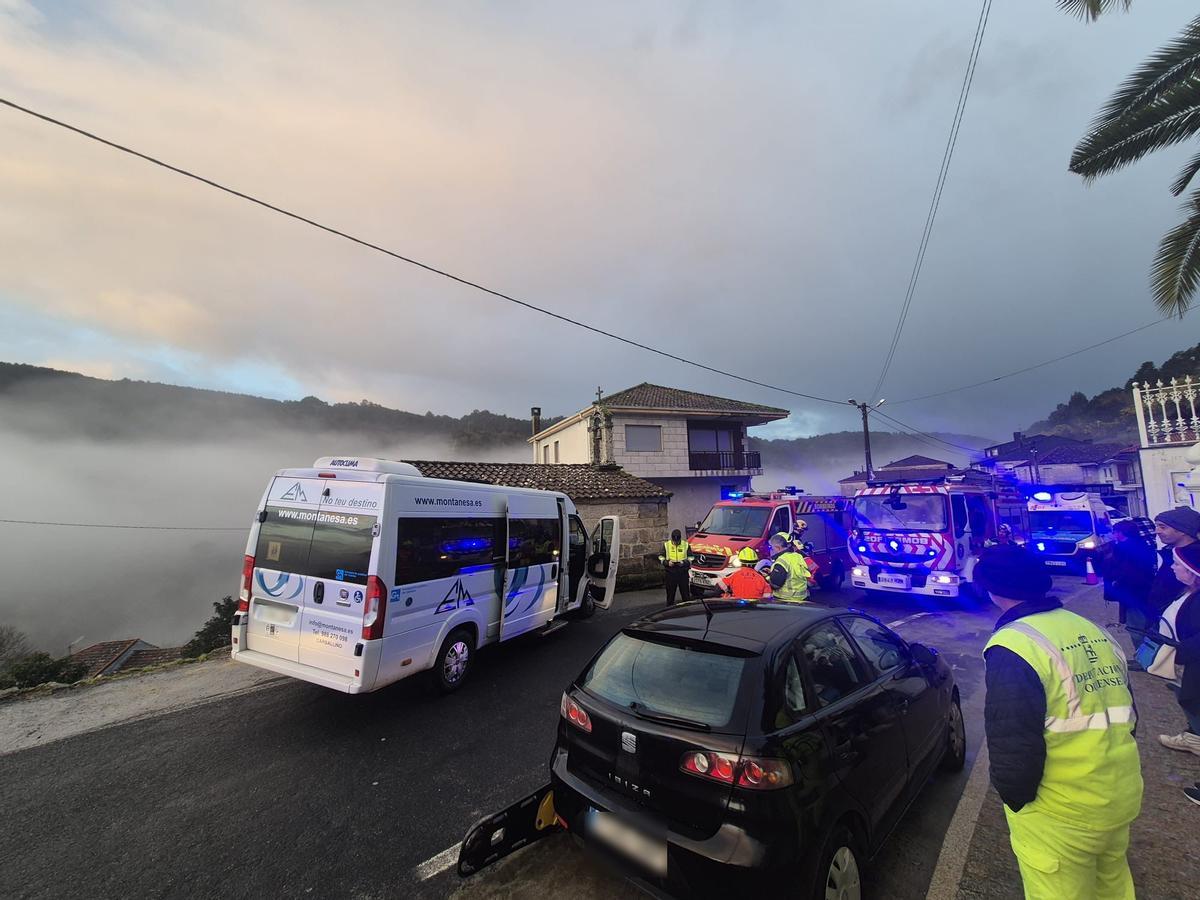 Choque de un bus escolar contra la capilla de San Roque de Boborás