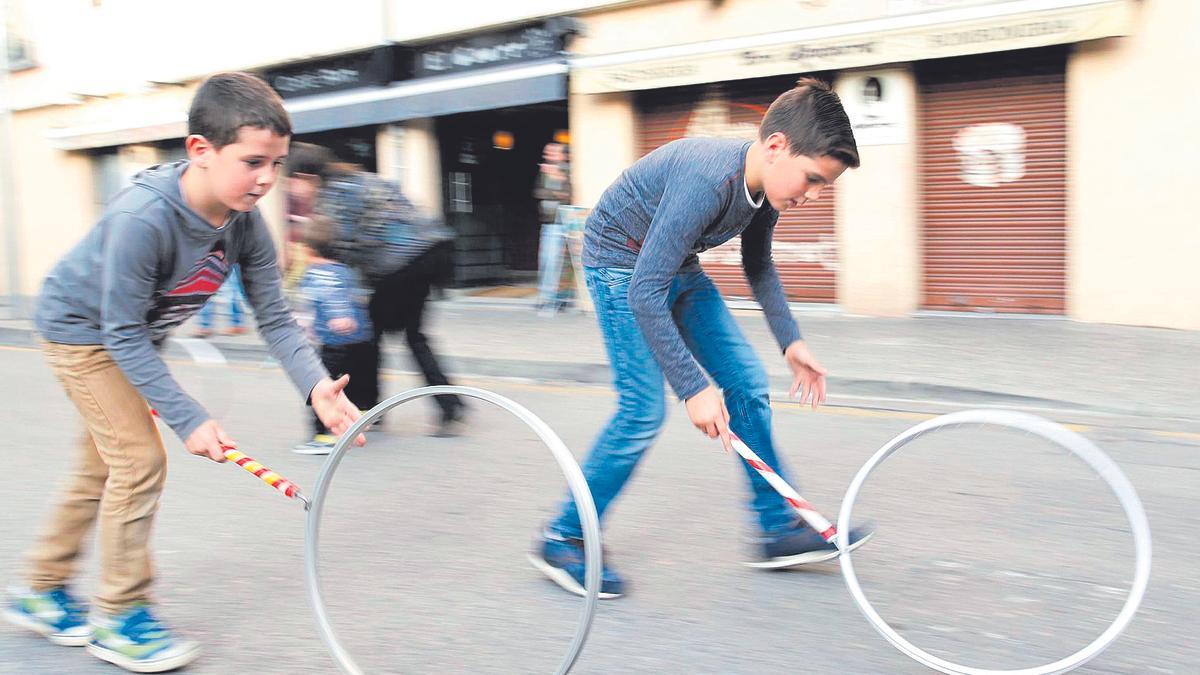 Dos nens practicant al carrer en una anterior edició de la cursa de rutlles.