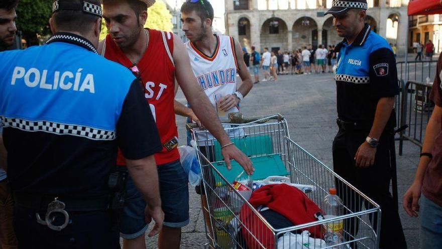 Varios agentes conversan con peñistas