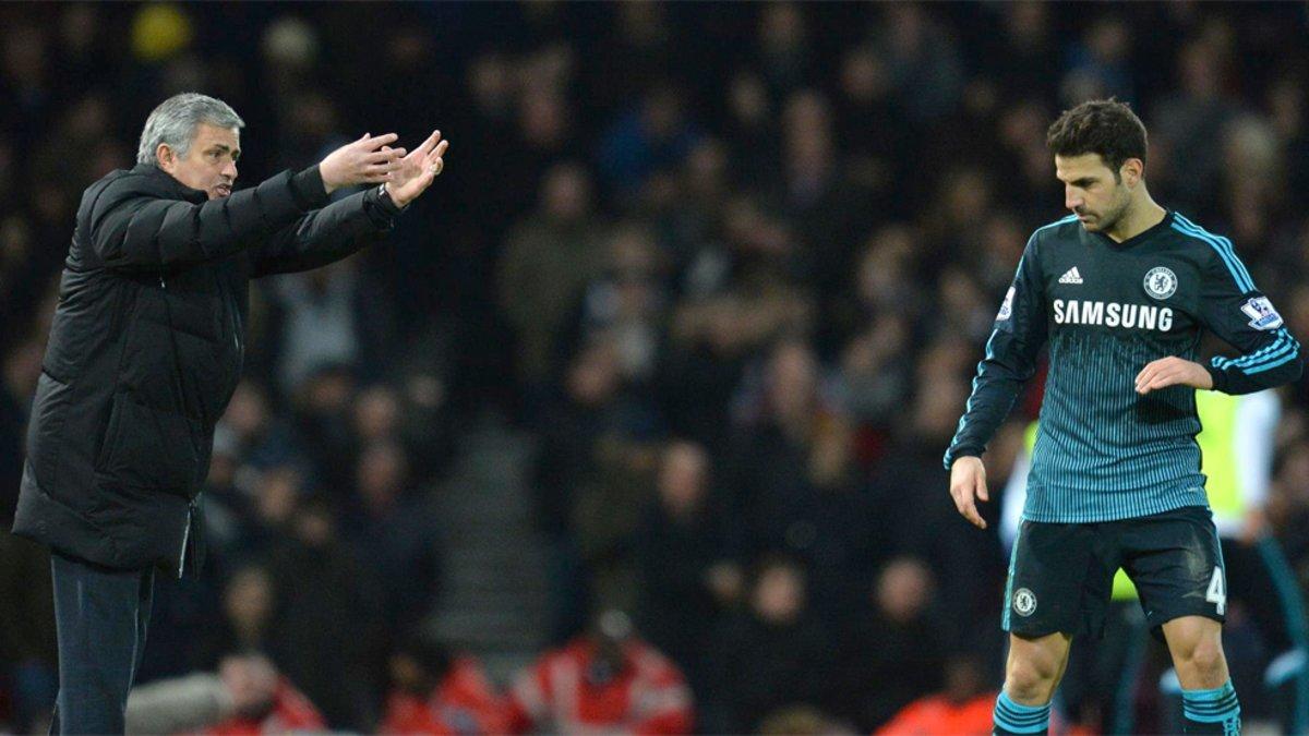 Jose Mourinho da instrucciones a Cesc Fàbregas durante el West Ham-Chelsea (1-0) de la Premier League 2014/15