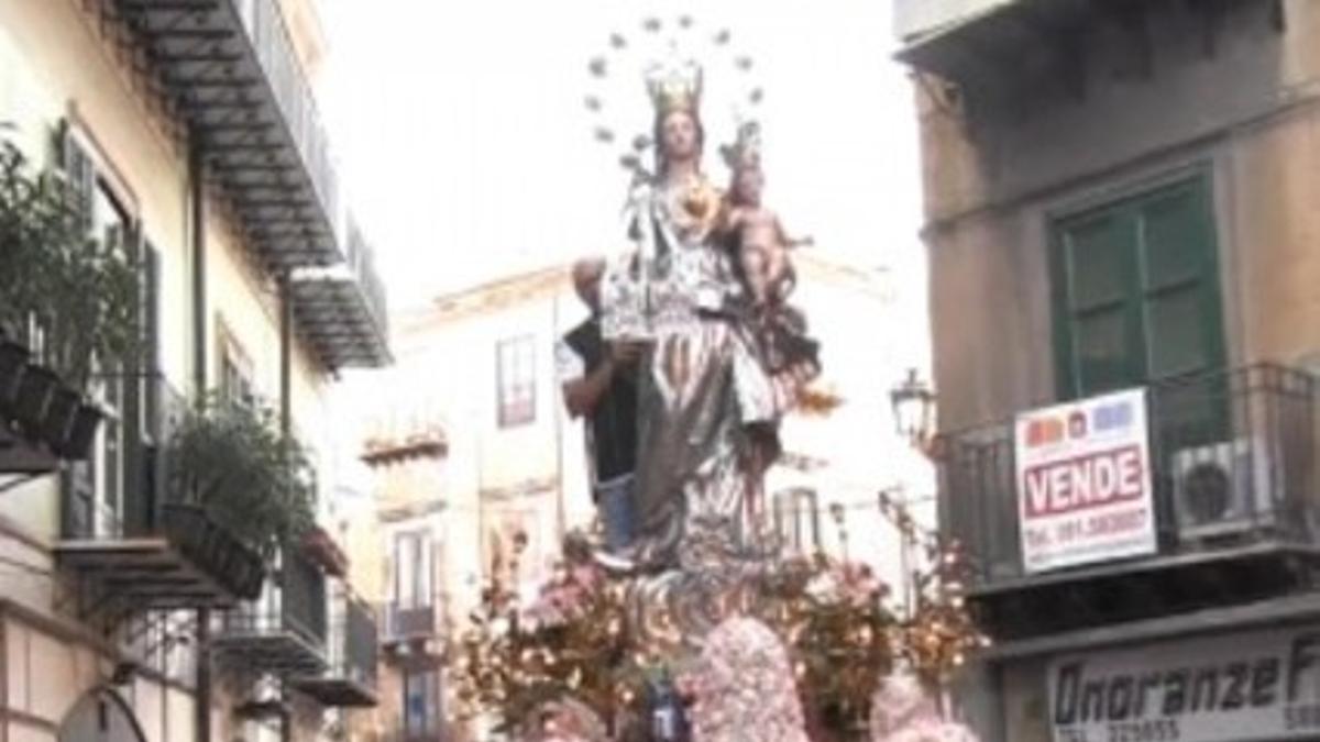 procesión homenajea a capo en palermo