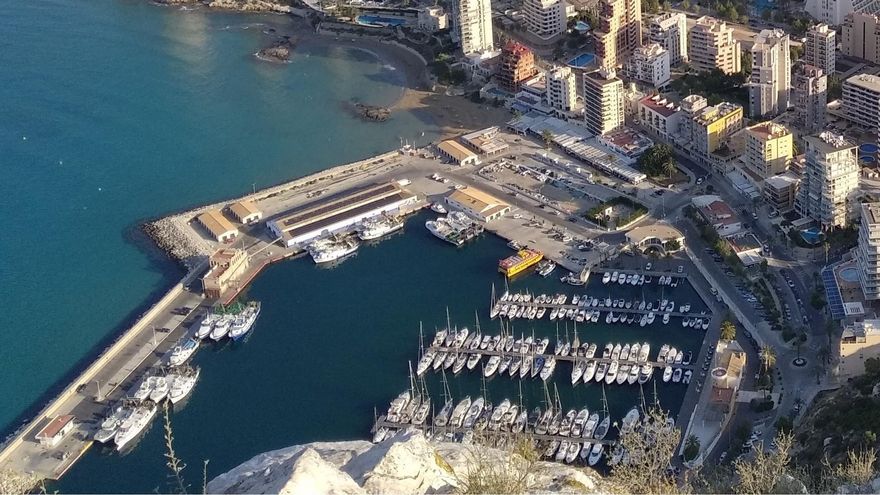 Hallan flotando en el puerto de Calp el cadáver de un hombre que vivía en un barco