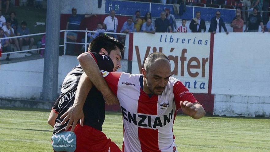 El duelo fue muy intenso y acabó con Iván Pérez tocado. // Gonzalo Núñez